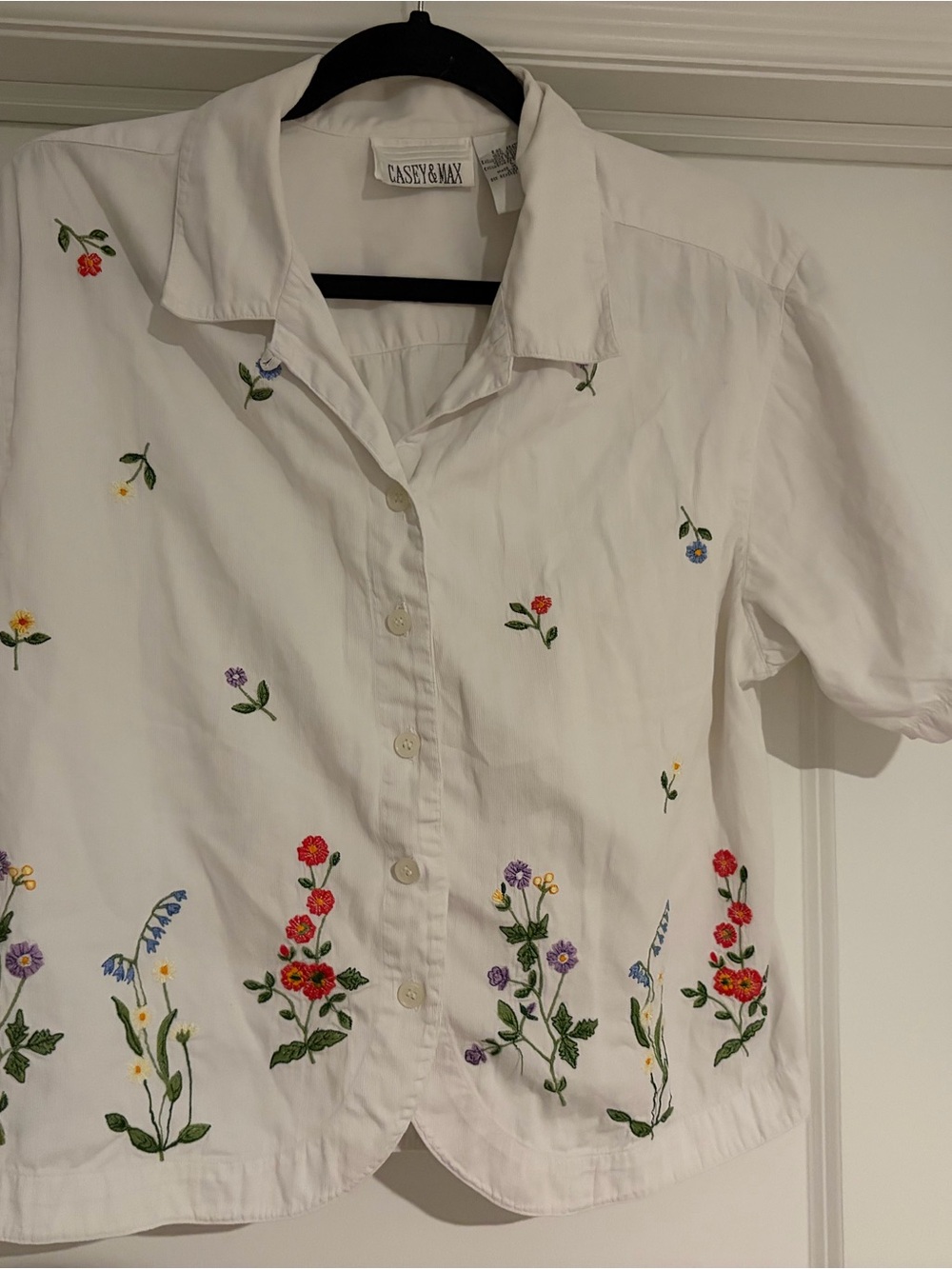 Casey & Max White Button-Up Shirt with Multicolor Floral Embroidery